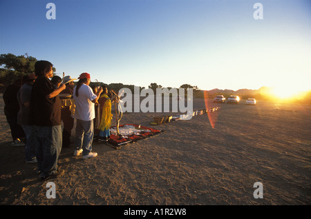 Apache Indianer tanzen bei einem Sonnenaufgang Tanz eine erste Menstruation Zeremonie auf die San Carlos Indian Reservation Arizona USA Stockfoto