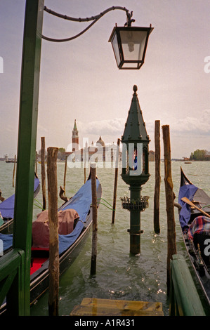 Detail angedockt Gondeln typische Laterne Lampe Holzstab Post Kirche Venedig Veneto Nordosten Italien Nordeuropa Stockfoto