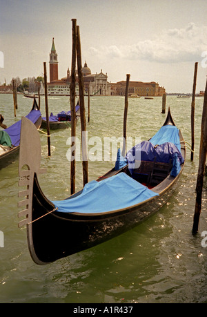 Detail angedockten Gondeln typische Linie Holzstab Post Sonne Lichtkuppel Glockenturm Venedig Veneto Nordosten Italien Nordeuropa Stockfoto