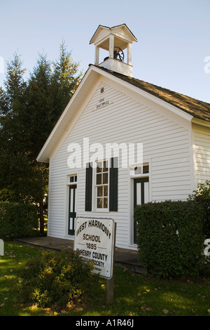 ILLINOIS Union Exterior Zimmer weißen Schulhaus einerseits McHenry County Geschichtsverein Website Zeichens Glockenturm Stockfoto