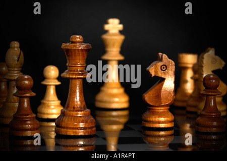 Holz Schachfiguren auf schwarze Spiegel Brett Stockfoto