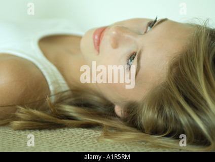 Junge Frau auf Rücken, Kopf und Schultern in Nahaufnahme Stockfoto