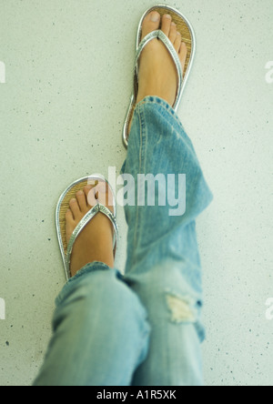 Junge Frau trägt Flipflops, niedrige Abschnitt Stockfoto