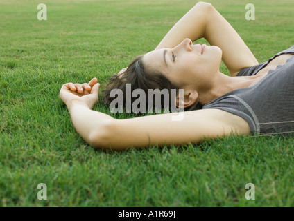 Frau im Gras liegen Stockfoto