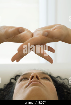 Frau auf der Suche auf ihre gefalteten Hände, Nahaufnahme Stockfoto