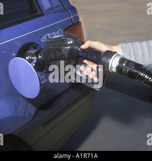 Hand Pumpe Pumpen Benzin Flüssiggas in Auto Sport Utility Vehicle Stockfoto