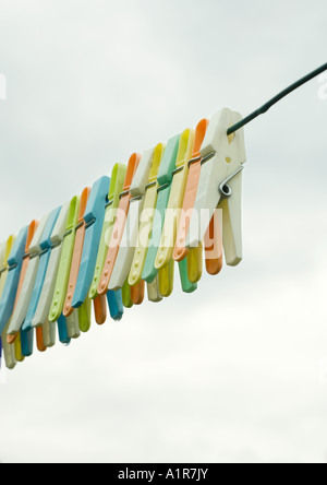 Wäscheklammern an die Wäscheleine hängen Stockfoto