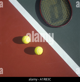 Tennisschläger und Bällen auf Tennisplatz Detail Stockfoto