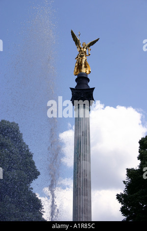 Statue der Friedensengel und Brunnen München Bayern Deutschland Stockfoto