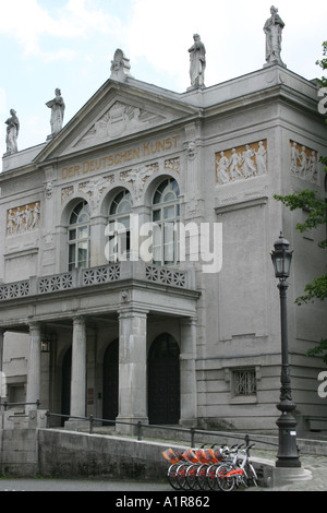 Prinzregenten Theater moderne Fahrrad Miete vor Kombination von Kunst und Sightseeing München Bayern Deutschland Stockfoto