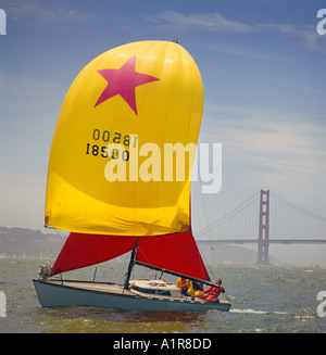 Yacht-segeln in der Nähe von Golden Gate Bridge in San Francisco Kalifornien, USA Stockfoto