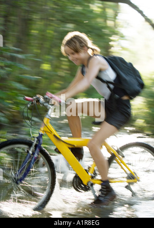 Mountainbiker fahren durch Wasser, Bewegung Stockfoto