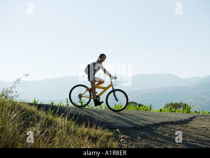 Mountainbiker in Berglandschaft Stockfoto