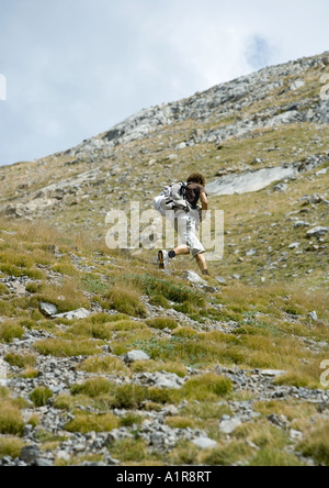 Wanderer bergauf laufen Stockfoto