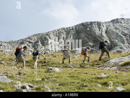 Gruppe von Wanderern zu Fuß durch felsige Landschaft Stockfoto