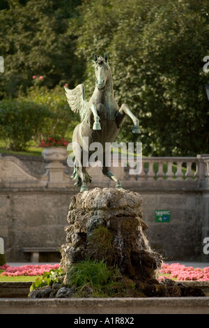 Pegasus-Statue des geflügelten Pferdes auf Brunnen im Mirabellgarten, Salzburg, Österreich Stockfoto