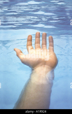 Ausgestreckte Hand über Wasser Stockfoto