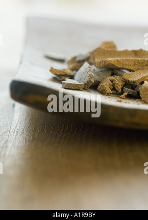 Rhassoul auf Tablett aus Holz Stockfoto