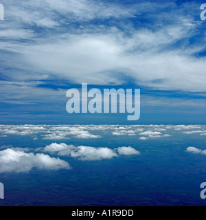 Luftaufnahme über Cumulus und unter Stratus Wolkenformationen gegen blauen Himmel Stockfoto