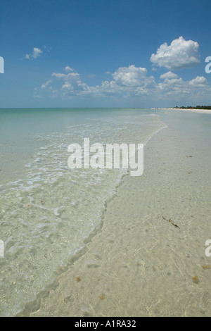 Surf und Himmel entlang der Küstenlinie am Fort Desoto Park St Petersburg in Florida USA Stockfoto