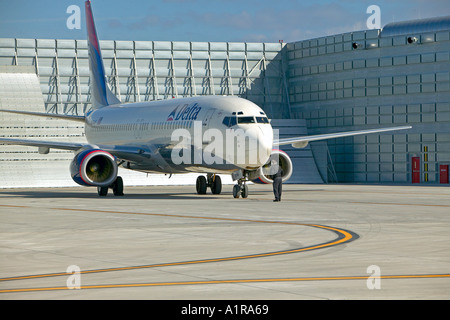 Delta Test Jet Flugzeugmotoren in Vorfeld Gehäuse in Tampa International Airport Stockfoto