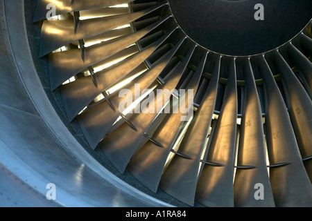 engen Blick auf Passagier-Jet Aufnahme Triebwerksschaufeln Stockfoto