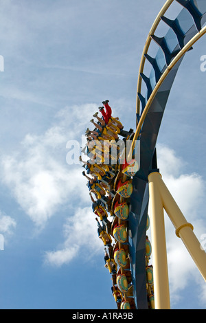 Fahrern hängen ausgesetzt und Schleife Seite nach unten von der Montu Achterbahn im Busch Garden Tampa Florida USA Stockfoto