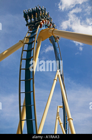 Fahrern hängen ausgesetzt und Schleife Seite nach unten von der Montu Achterbahn im Busch Garden Tampa Florida USA Stockfoto