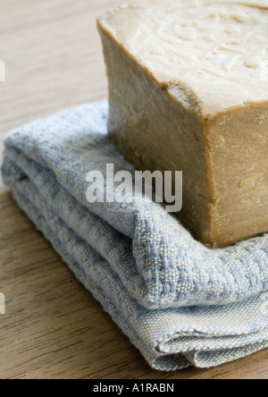 Bar von Seife und Handtuch Stockfoto