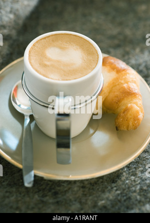 Tasse Espresso und croissant Stockfoto