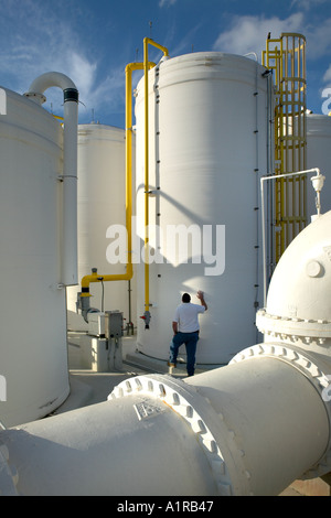 Arbeiter kontrolliert Wasser holding Tanks bei Verwertungsanlage Stockfoto