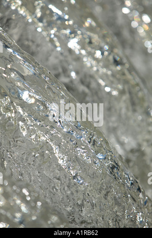 Wasser fließt durch Wasseraufbereitungsanlage Stockfoto