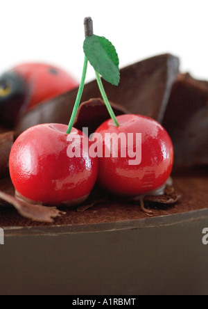 Marzipan-Kirschen auf Schokolade Stockfoto
