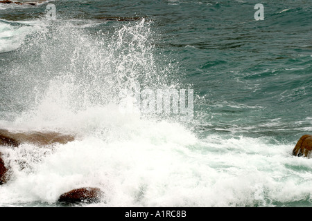 Riesenwelle Felsenstrand Auswirkungen Meer Mountain Spray Stockfoto