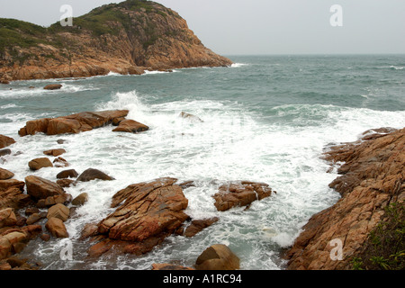 Riesenwelle Felsenstrand Auswirkungen Meer Mountain Spray Stockfoto