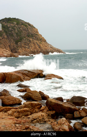 Riesenwelle Felsenstrand Auswirkungen Meer Mountain Spray Stockfoto