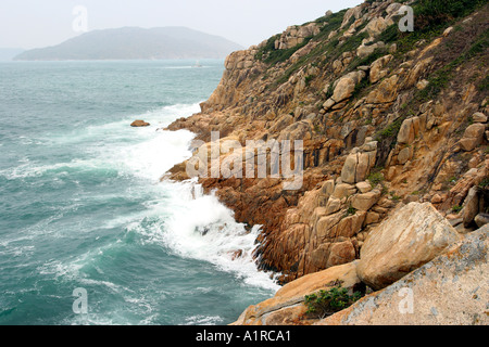 Riesenwelle Felsenstrand Auswirkungen Berg Spray Steilküste Stockfoto