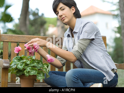 Frau mit Pflanze Stockfoto