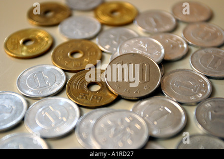 Japanischen Münzen japanischen Münzen auf Dollarnoten verschwommen Stockfoto