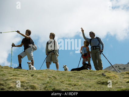 Wanderern stehen, betrachten und zeigen anzeigen Stockfoto