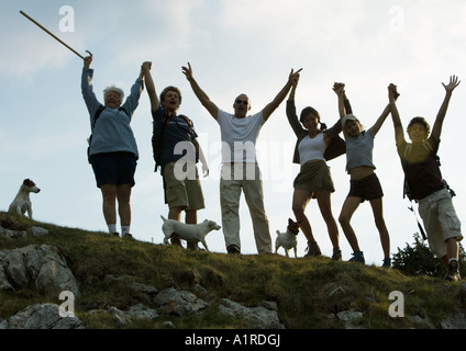 Wanderern stehen nebeneinander, Arme in die Luft Stockfoto