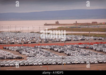 NEUE MITSUBISHI SHOGUN AUTOS GEPARKT IN AVONMOUTH DOCKS IN DER NÄHE VON BRISTOL UK Stockfoto