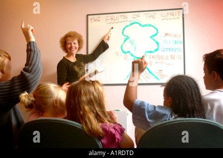 EINE SONNTAGSSCHULLEHRER DEMONSTRIEREN DIE FRÜCHTE DES GEISTES AUF EIN WHITEBOARD-UK Stockfoto