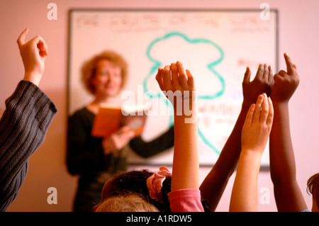 EINE SONNTAGSSCHULLEHRER DEMONSTRIEREN DIE FRÜCHTE DES GEISTES AUF EIN WHITEBOARD-UK Stockfoto