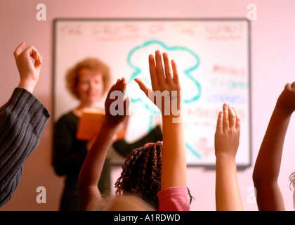 EINE SONNTAGSSCHULLEHRER DEMONSTRIEREN DIE FRÜCHTE DES GEISTES AUF EIN WHITEBOARD-UK Stockfoto