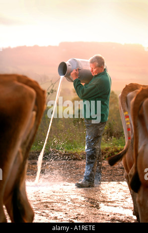 MOLKEREI-BAUER DAVID HANDLEY VORSITZENDER DES BAUERN FÜR MAßNAHMEN, DIE WEG GEGOSSEN MILCH SEINE MORGEN AUS PROTEST GEGEN SUPERMÄRKTE WHOL Stockfoto