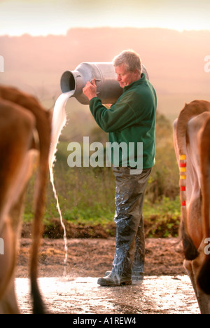 MOLKEREI-BAUER DAVID HANDLEY VORSITZENDER DES BAUERN FÜR MAßNAHMEN, DIE WEG GEGOSSEN MILCH SEINE MORGEN AUS PROTEST GEGEN SUPERMÄRKTE WHOL Stockfoto