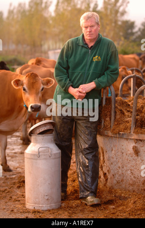 MOLKEREI-BAUER DAVID HANDLEY VORSITZENDER DES BAUERN FÜR MAßNAHMEN, DIE WEG GEGOSSEN MILCH SEINE MORGEN AUS PROTEST GEGEN SUPERMÄRKTE WHOL Stockfoto