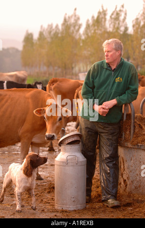 MOLKEREI-BAUER DAVID HANDLEY VORSITZENDER DES BAUERN FÜR MAßNAHMEN, DIE WEG GEGOSSEN MILCH SEINE MORGEN AUS PROTEST GEGEN SUPERMÄRKTE WHOL Stockfoto