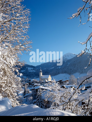 Blick auf die Kirche im Ortszentrum, Söll (zentral), Tirol, Österreich Stockfoto